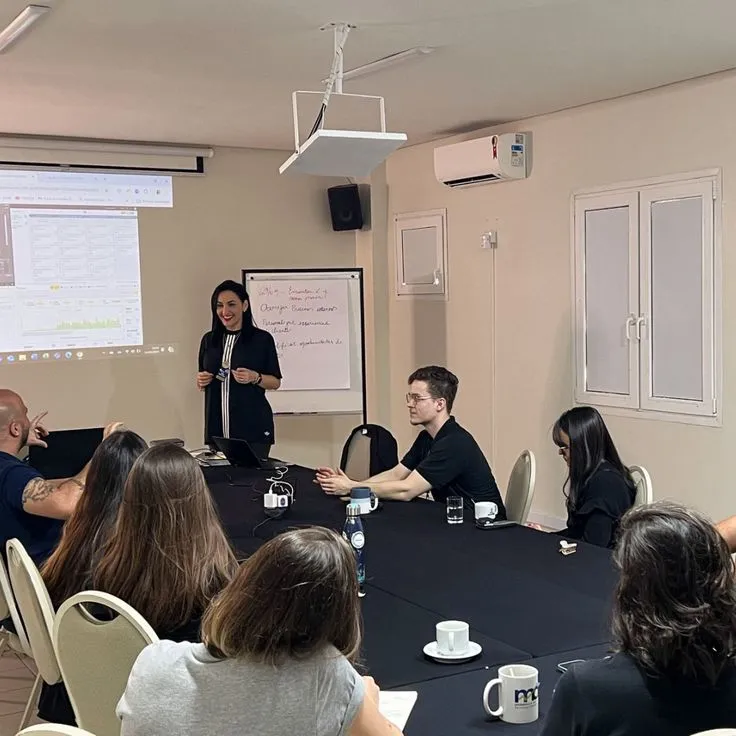 Схема нервной системы продукта на металлическом фоне