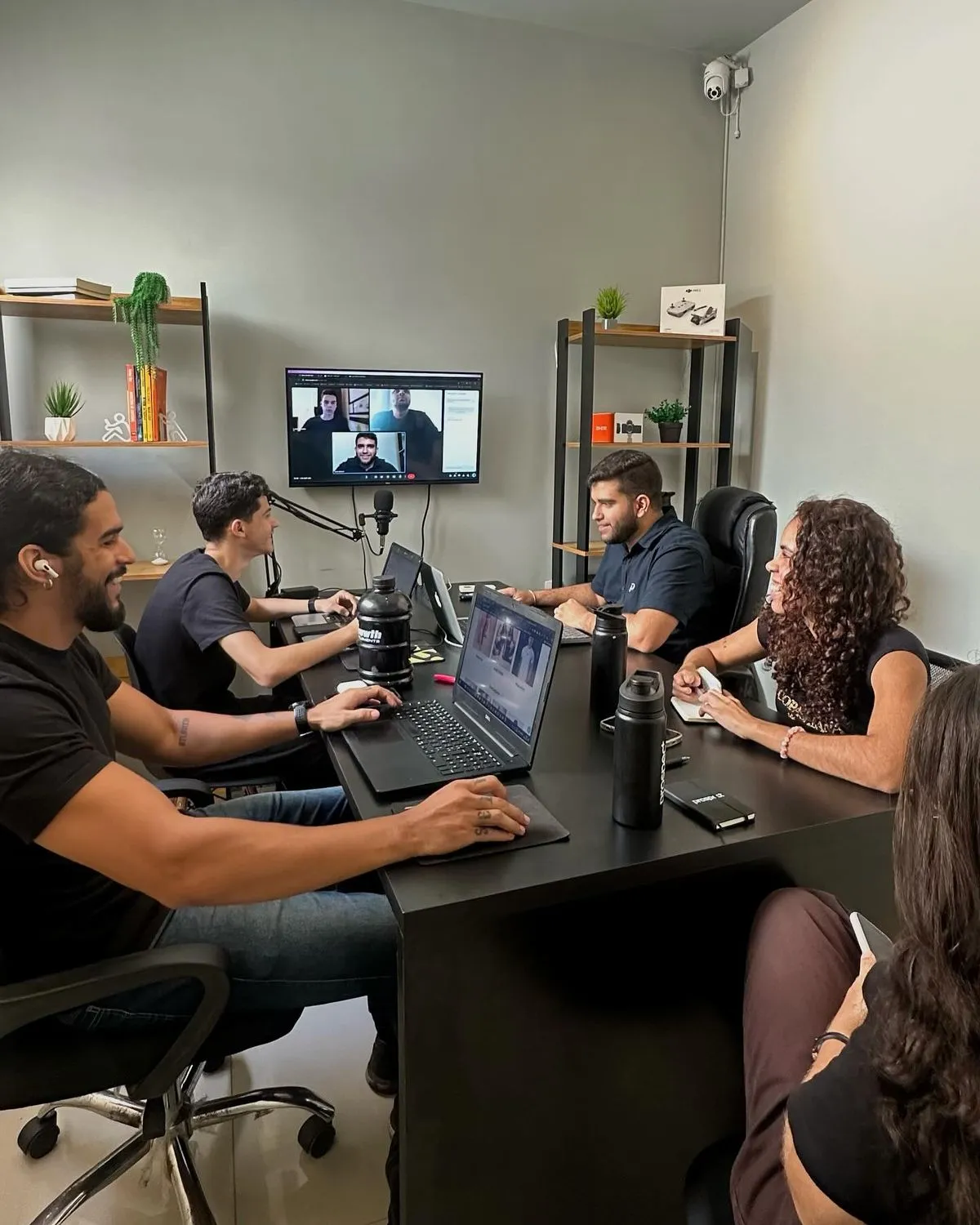 Старый анатомический театр с футуристическими диаграммами бизнеса