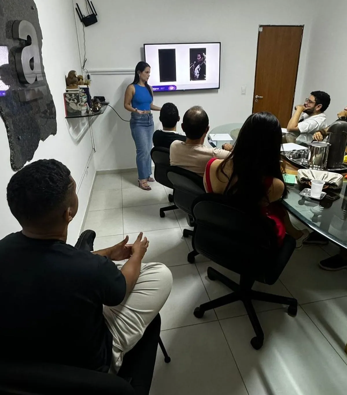 Мрачный лабораторный стол с бизнес-схемами